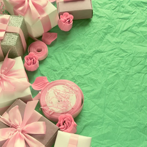 Hediye kutuları ile dekoratif Festival arka plan.