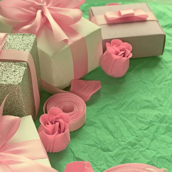 Hediye kutuları ile dekoratif Festival arka plan.