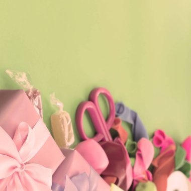 Topları şeker kokteyl malzeme ile hediye kutuları kümesi şenlikli kompozisyon.