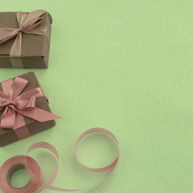 Yeşil saten hediyeler ile iki dekoratif kutu yay arka plan şeridi. Bayan Takı Moda aksesuarlar.