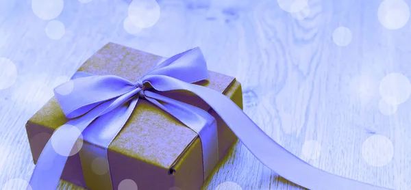 Surréalisme Bannière cadeau Kraft boîte cadeau avec ruban de satin cadeau arc . — Photo