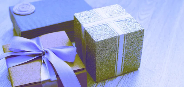 Surrealismo Banner Caja de regalo de Kraft con lazo de cinta de satén de regalo . — Foto de Stock