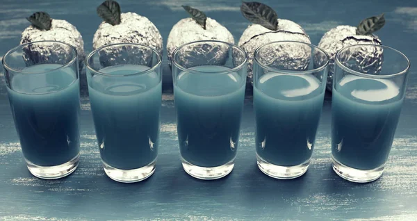 Banner Cinco vasos Bebida azul surrealismo Papel de manzana Azul Shabby fondo . — Foto de Stock