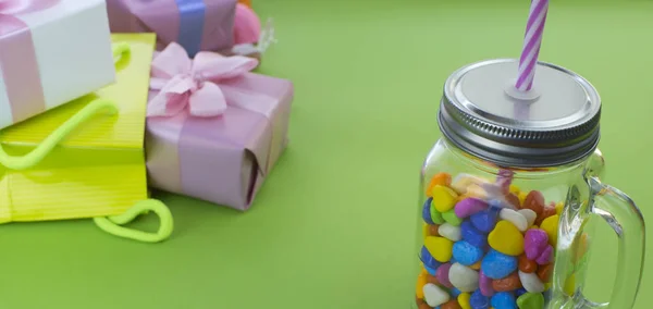 Banner festliche Zusammensetzung Set von Geschenkboxen mit Bällen Süßigkeiten Cocktail-Materialien. — Stockfoto