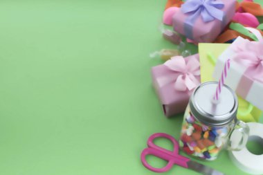 Topları şeker kokteyl malzeme ile hediye kutuları kümesi şenlikli kompozisyon.