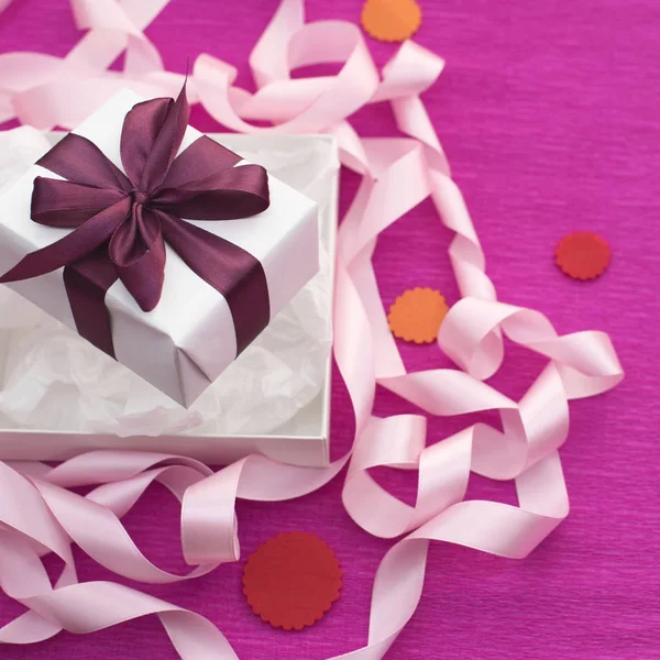 선물 상자에 밝은 분홍색 배경 축제 구성. — 스톡 사진