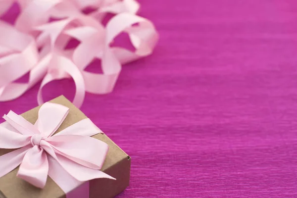 Εορταστική σύνθεση με κουτί δώρου σε φωτεινά ροζ φόντο. — Φωτογραφία Αρχείου