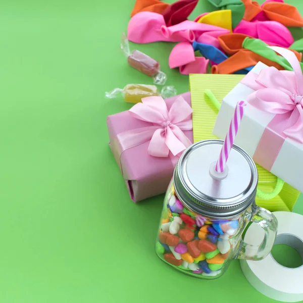 Conjunto de composiciones festivas de cajas de regalo con bolas de caramelo materiales de cóctel . — Foto de Stock