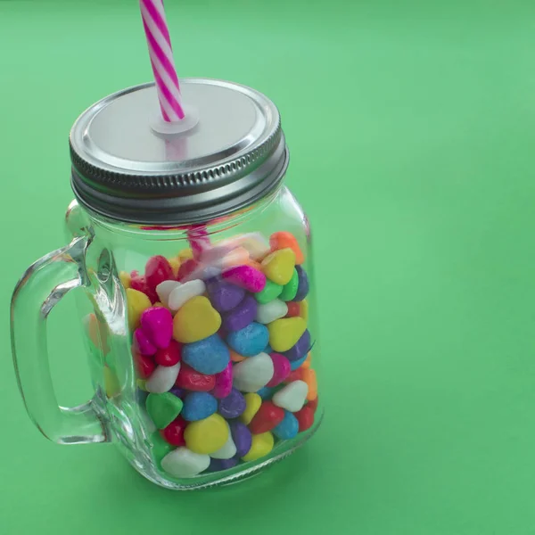 Taza de vidrio de cóctel de caramelo dulce para una fiesta . — Foto de Stock