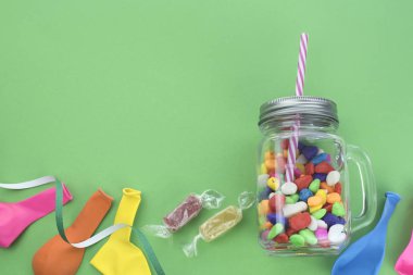 Topları şeker kokteyl malzeme ile hediye kutuları kümesi şenlikli kompozisyon.