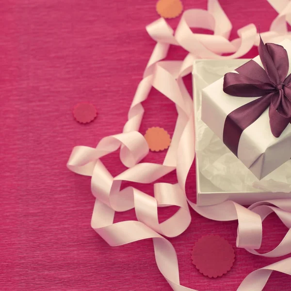 선물 상자에 밝은 분홍색 배경 축제 구성. — 스톡 사진