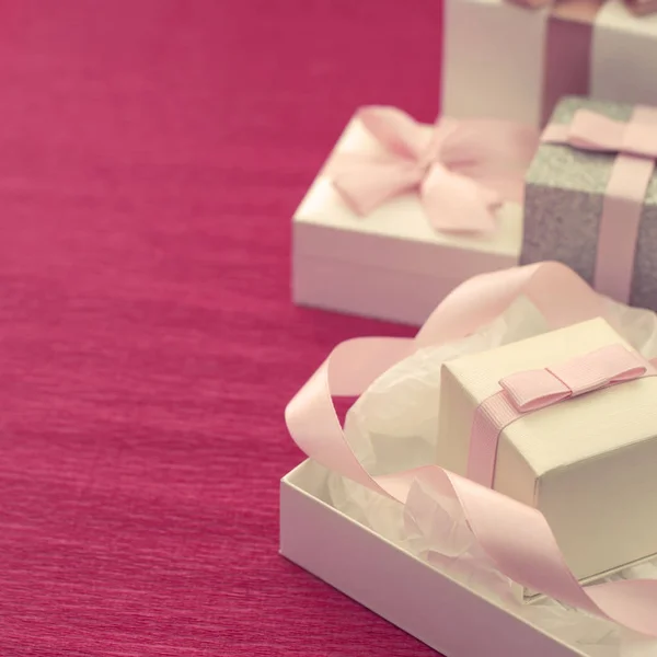节日作文与礼品盒在明亮的粉红色背景. — 图库照片