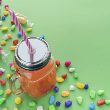 Cam bardak yeşil zemin üzerine saman ile doğal taze iç Smoothies.