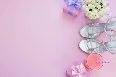 Hediye kutusu ile saten kurdele çiçek satın almak Ayakkabı kadınlar için bir cam kokteyl yay.