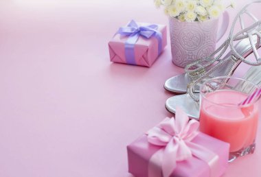 Hediye kutusu ile saten kurdele çiçek satın almak Ayakkabı kadınlar için bir cam kokteyl yay.