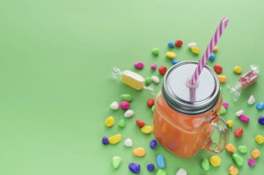 Cam bardak yeşil zemin üzerine saman ile doğal taze iç Smoothies.