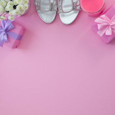 Hediye kutusu ile saten kurdele çiçek satın almak Ayakkabı kadınlar için bir cam kokteyl yay.