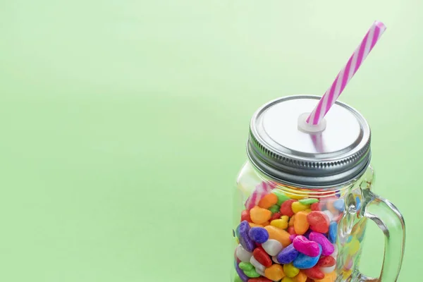 Taza de vidrio de cóctel de caramelo dulce para una fiesta . — Foto de Stock