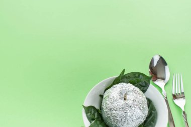 Kahvaltı tabağı tabak çatal kaşık malzemeler ayarla..