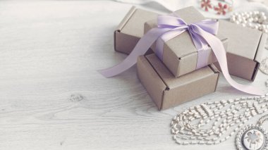 Retro tarzı dekoratif kompozisyon kutularının hediyeler ile ayarla.