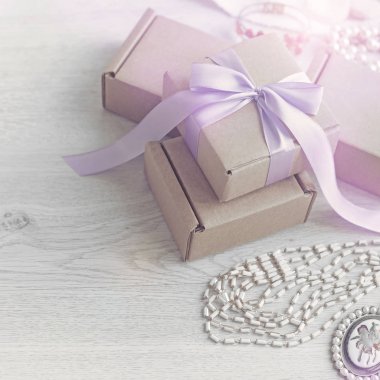 Retro tarzı dekoratif kompozisyon kutularının hediyeler ile ayarla.