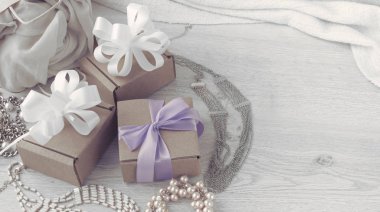 Retro tarzı dekoratif kompozisyon kutularının hediyeler ile ayarla.