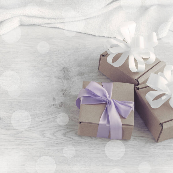 Декоративная композиция в стиле ретро из коробок с подарками
.