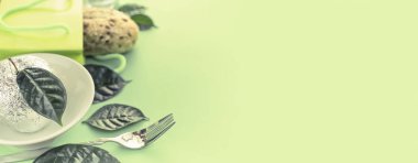 Ekolojik sağlıklı ürünler taze ekmek su bardağı elma afiş kümesi sofra bırakır. Sağlıklı beslenme kavramı. Yeşil kopya alan arka plan