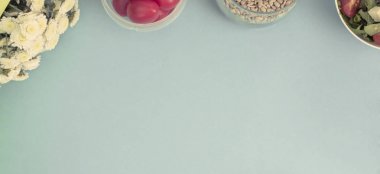 Afiş kümesi faydalı ürünler, kiraz domates, elma meyve tohumları plastik sofra beyaz çiçekler taze salata görünümü kopya alanı metin düz koymak için top