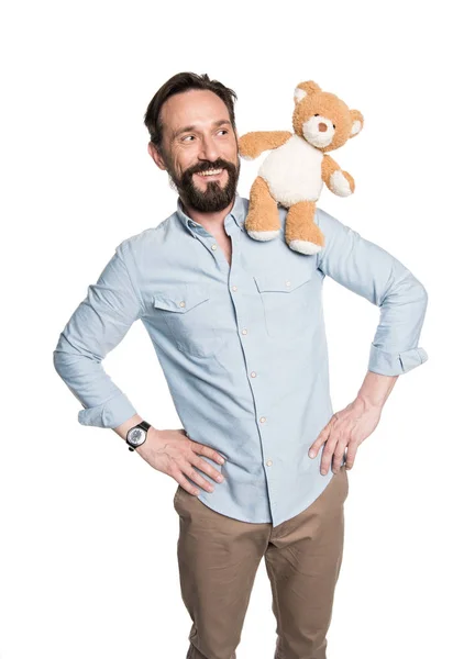 Бородатый мужчина с плюшевым мишкой — стоковое фото