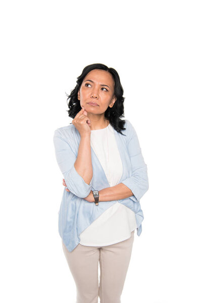 случайная азиатская женщина в задумчивой позе
