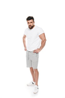 Kendine güvenen adam rahat giysilerle poz