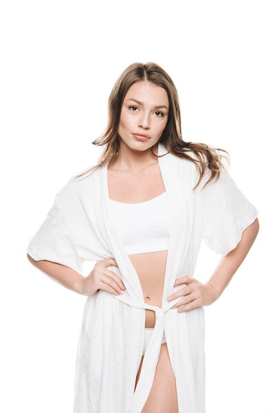 Красивая женщина в халате
