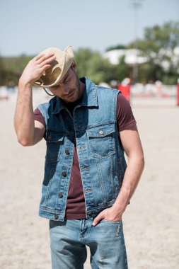 kovboy şapkası ile yakışıklı adam