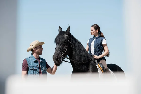 Paar reitet Pferd — Stockfoto