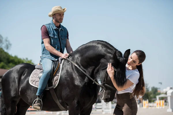 Couple riding horse — Stock Photo, Image