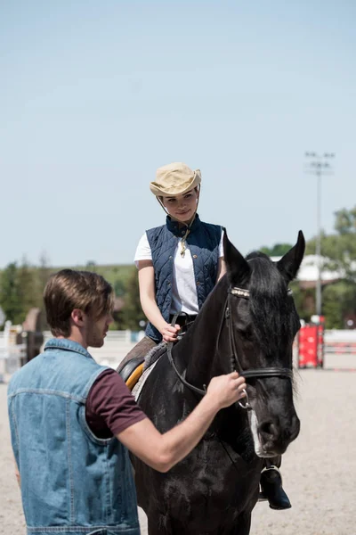 Pareja equitación caballo — Foto de Stock