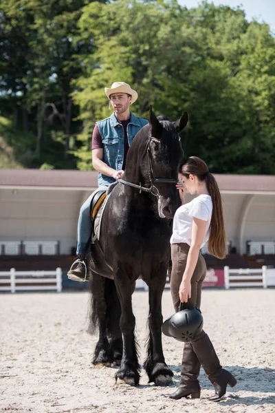Couple riding horse — Stock Photo, Image