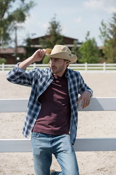 Hombre guapo en sombrero de vaquero — Foto de Stock