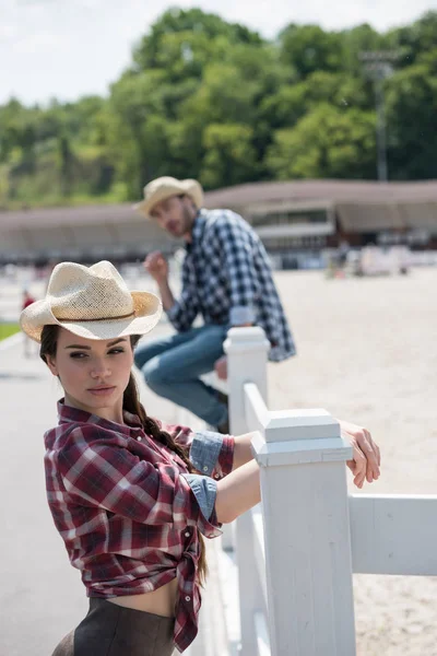 Donna attraente in cappello da cowboy — Foto Stock