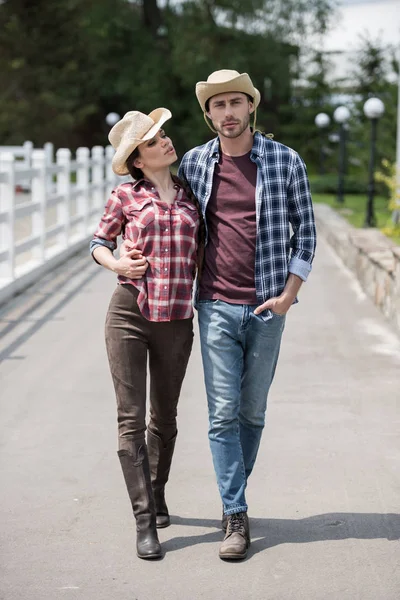 Couple in cowboy hats — Stock Photo, Image