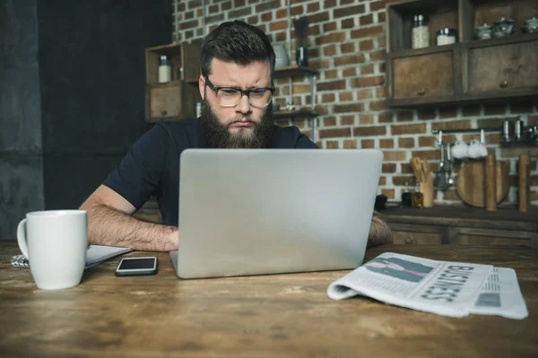 El hombre trabajando con el ordenador portátil — Foto de Stock