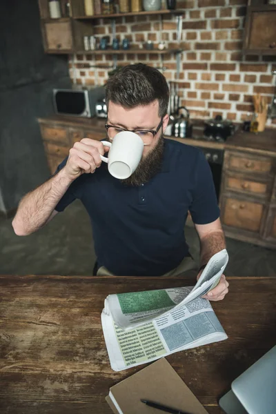 Hombre bebiendo café —  Fotos de Stock