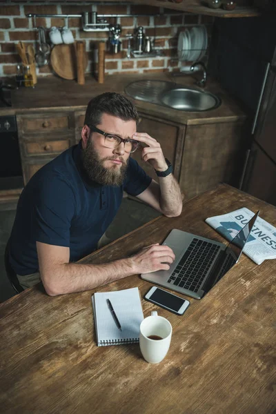 Homem trabalhando com laptop Fotografia De Stock