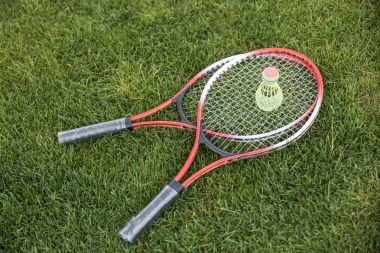 Badminton raketleri ve raketle çimenlerin üzerinde 