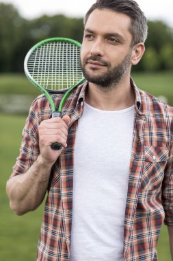 adam badminton oynarken 