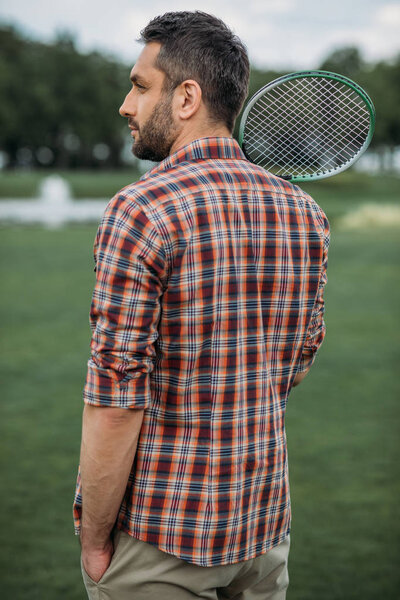 Человек играет в бадминтон
 