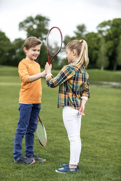 Syskon som spelar badminton — Stockfoto