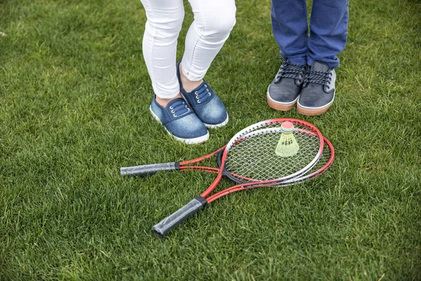 Crianças de pé perto de equipamentos de badminton — Fotografia de Stock Grátis