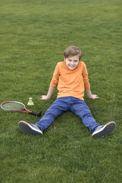 Pojke med badminton utrustning — Stockfoto